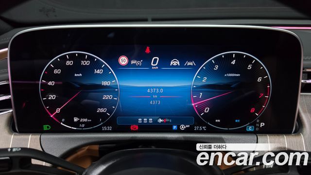 Mercedes-Benz E-Class 2025 — photo 11