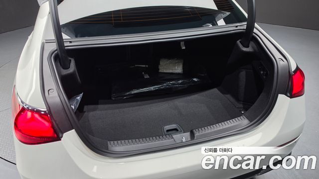 Mercedes-Benz E-Class 2025 — photo 30