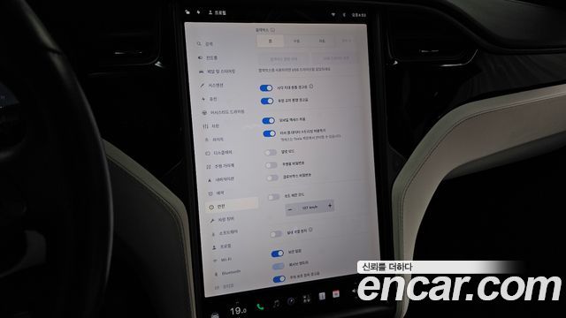 Tesla Model X 2019 — photo 23