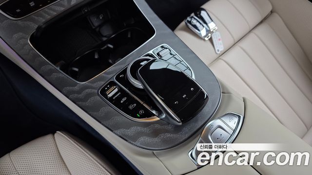 Mercedes-Benz E-Class 2023 — photo 23
