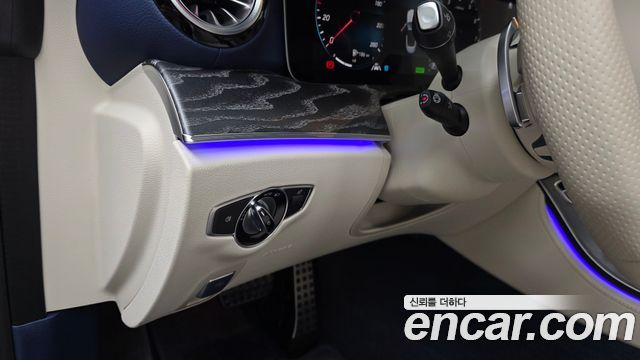 Mercedes-Benz E-Class 2023 — photo 25