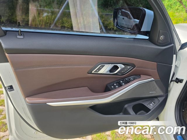 BMW 3-Series 2019 — photo 9