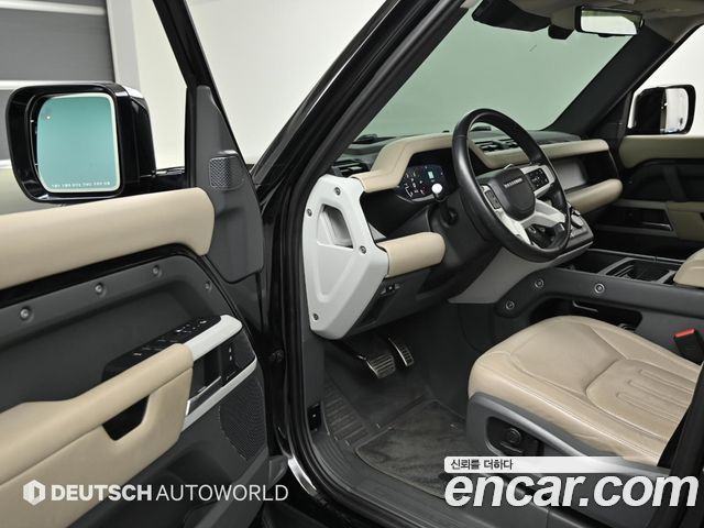Land Rover Defender 2022 — photo 11