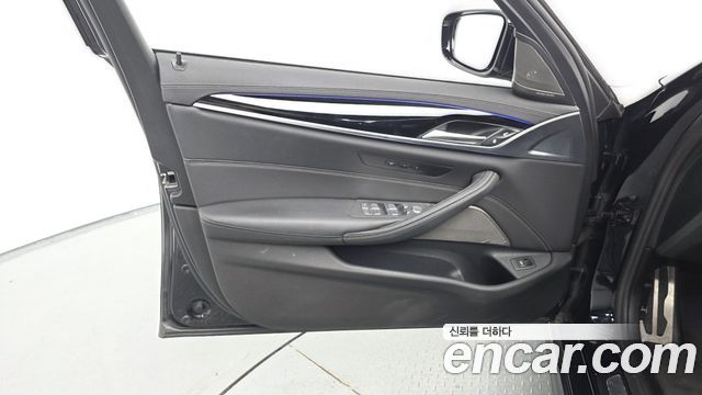 BMW 5-Series 2022 — photo 14