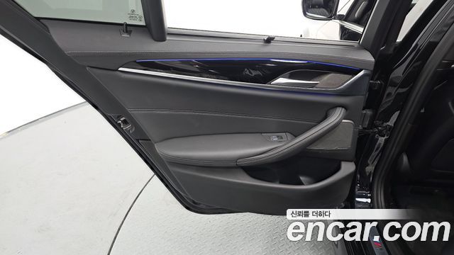 BMW 5-Series 2022 — photo 15