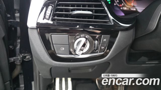 BMW 5-Series 2022 — photo 27