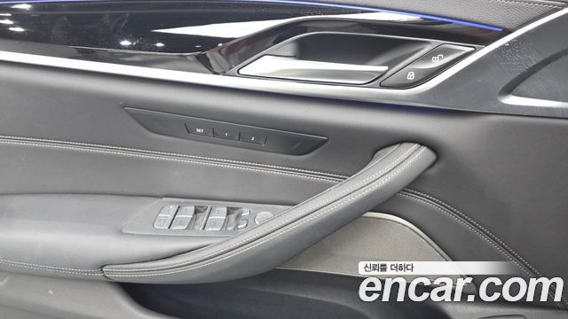 BMW 5-Series 2022 — photo 29