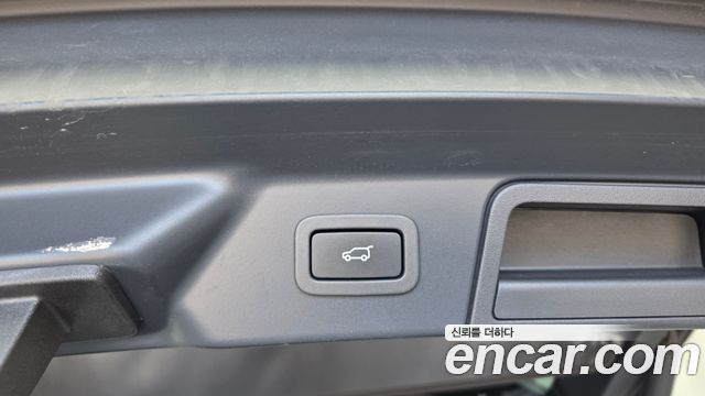 Land Rover Range Rover Velar 2019 — photo 32