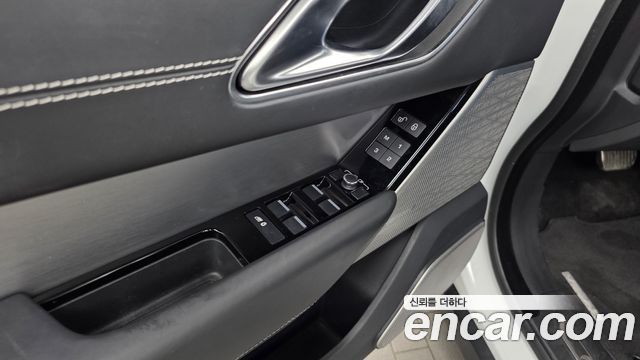 Land Rover Range Rover Velar 2019 — photo 33