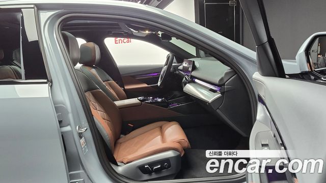BMW 5-Series 2024 — photo 11