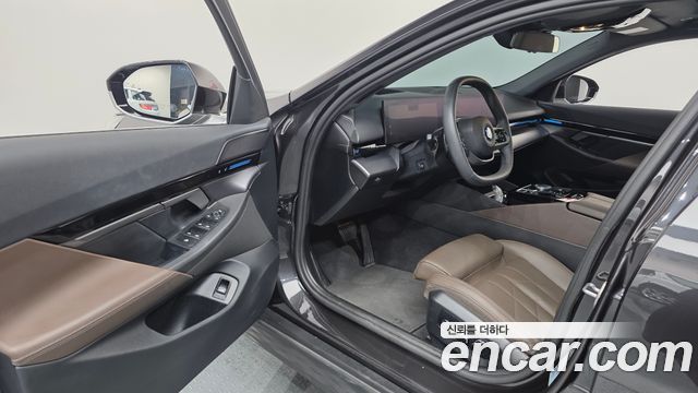 BMW 5-Series 2024 — photo 10