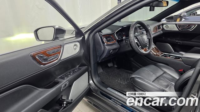 Lincoln Continental 2019 — photo 13