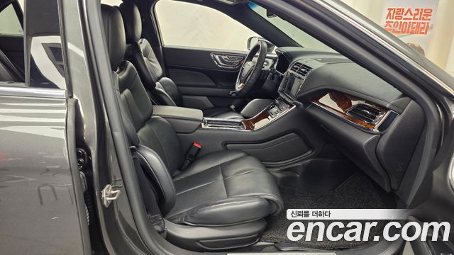 Lincoln Continental 2019 — photo 17