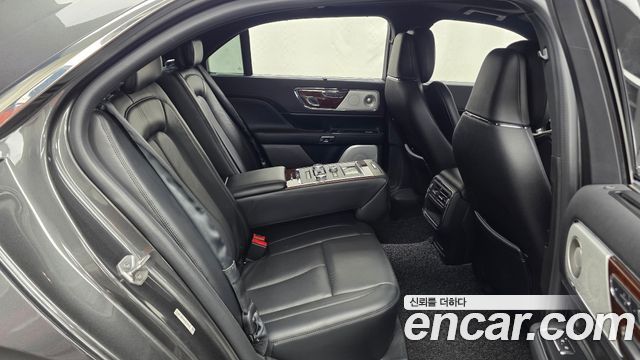 Lincoln Continental 2019 — photo 18