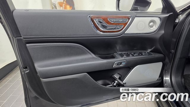 Lincoln Continental 2019 — photo 14