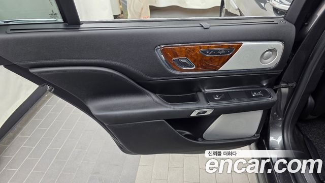 Lincoln Continental 2019 — photo 15
