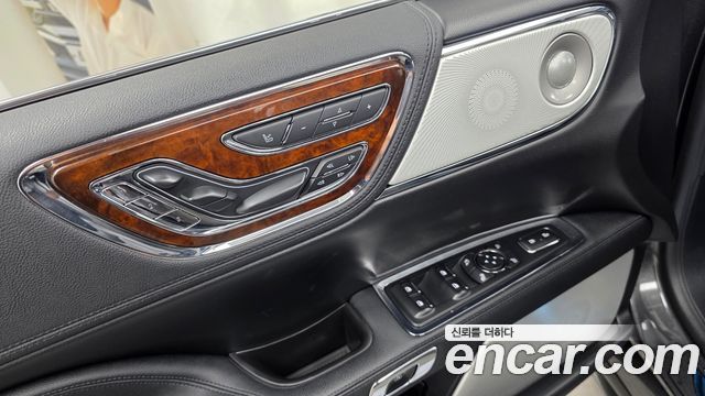 Lincoln Continental 2019 — photo 27