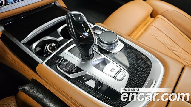 BMW 7-Series 2017 — photo 9