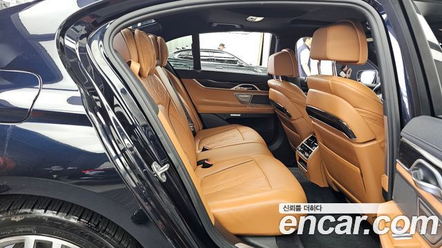 BMW 7-Series 2017 — photo 12