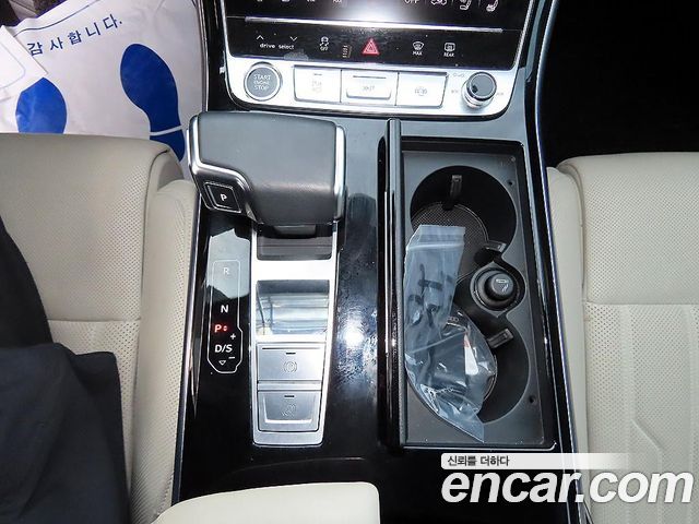 Audi A8 2022 — photo 11