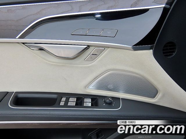 Audi A8 2022 — photo 12