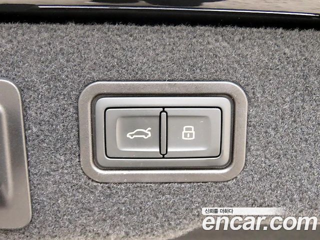 Audi A8 2022 — photo 16