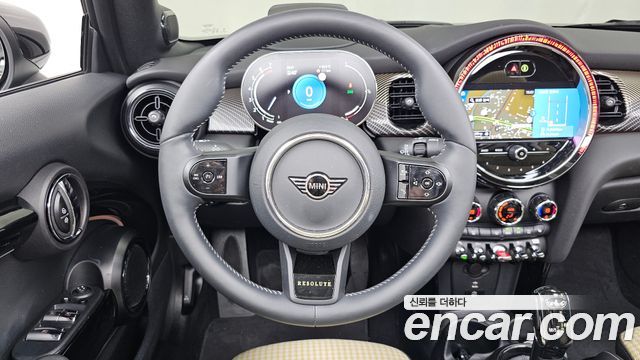 Mini Cooper Convertible 2024 — photo 13
