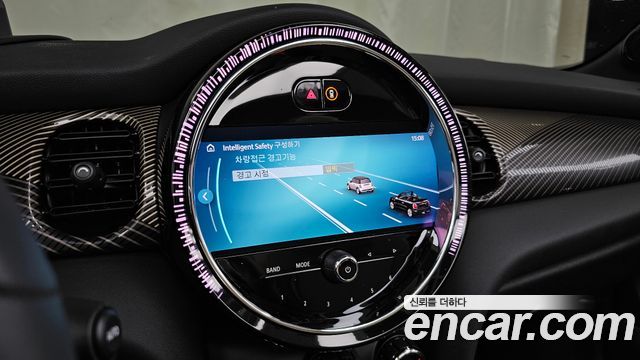 Mini Cooper Convertible 2024 — photo 16