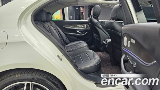 Mercedes-Benz E-Class 2020 — photo 12