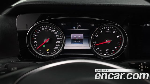 Mercedes-Benz E-Class 2017 — photo 8