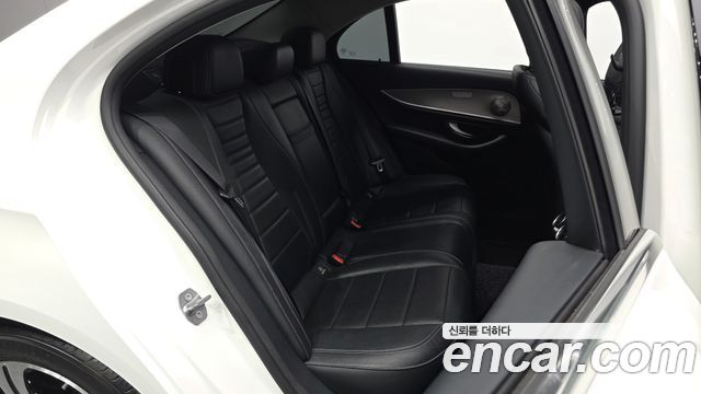Mercedes-Benz E-Class 2017 — photo 11