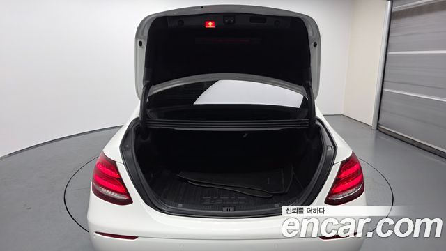 Mercedes-Benz E-Class 2017 — photo 20
