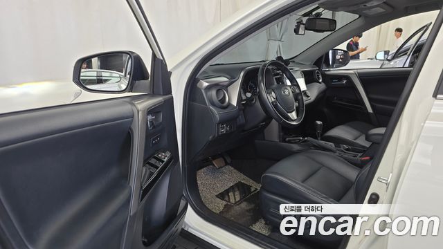 Toyota RAV4 2018 — photo 10