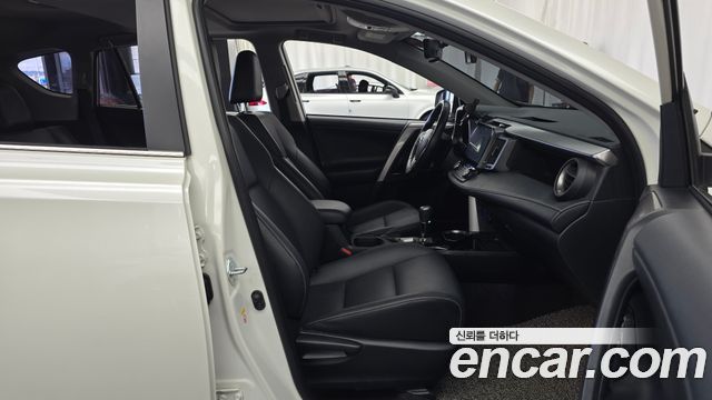Toyota RAV4 2018 — photo 11