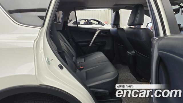 Toyota RAV4 2018 — photo 12