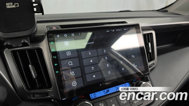Toyota RAV4 2018 — photo 16