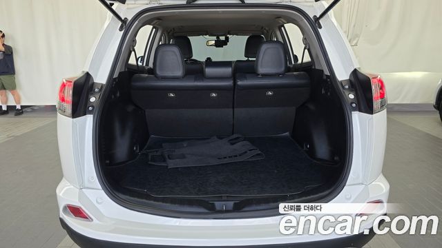 Toyota RAV4 2018 — photo 20