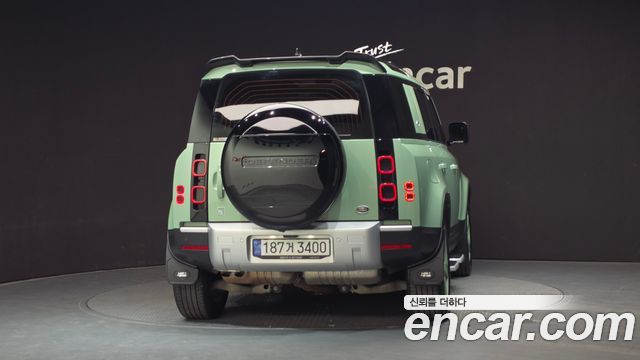 Land Rover Defender 2023 — photo 4
