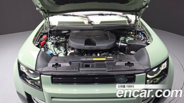 Land Rover Defender 2023 — photo 6