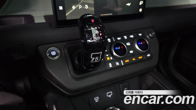 Land Rover Defender 2023 — photo 9