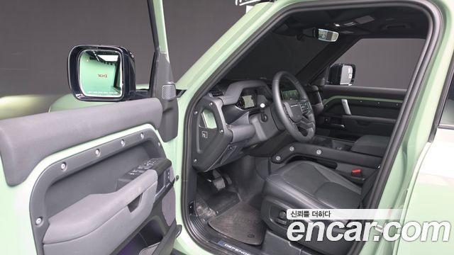 Land Rover Defender 2023 — photo 10