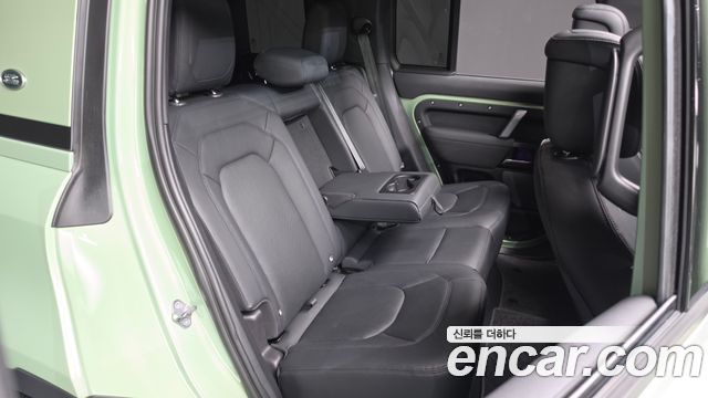 Land Rover Defender 2023 — photo 11