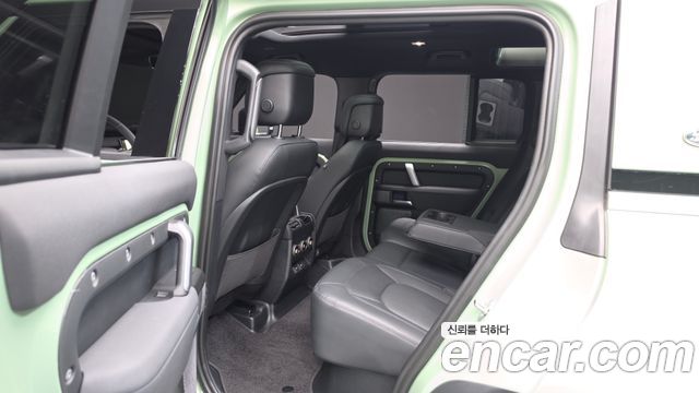 Land Rover Defender 2023 — photo 12