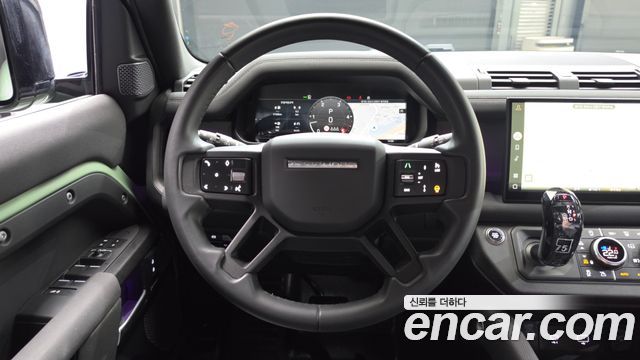 Land Rover Defender 2023 — photo 13