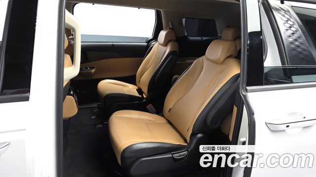 Kia Canival 2023 — photo 16