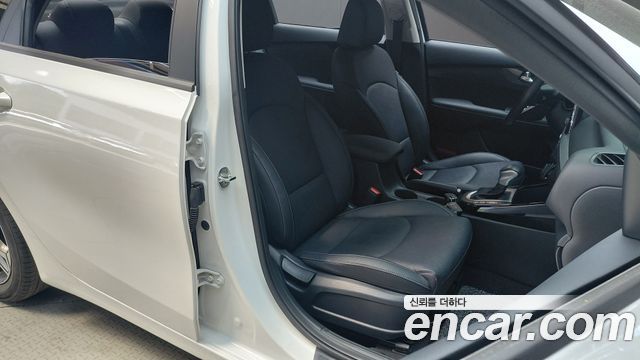 Kia K3 2023 — photo 16