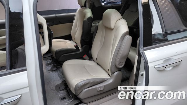 Kia Canival 2023 — photo 16