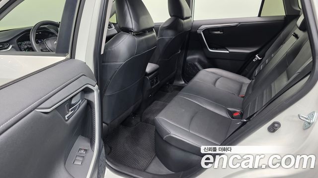 Toyota RAV4 2021 — photo 18