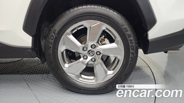 Toyota RAV4 2021 — photo 7