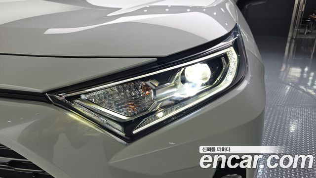 Toyota RAV4 2021 — photo 8